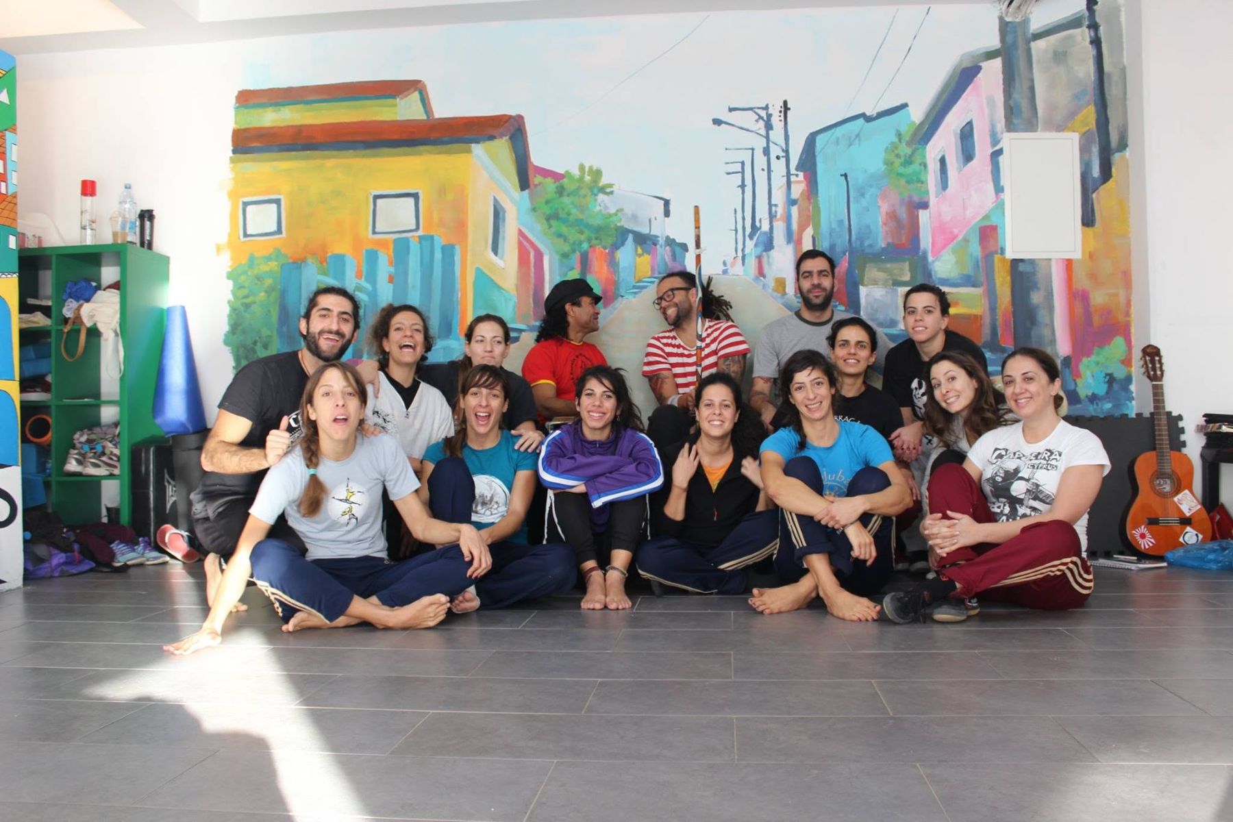 Mestre Camaleão with Apêiara students after a workshop at the academy