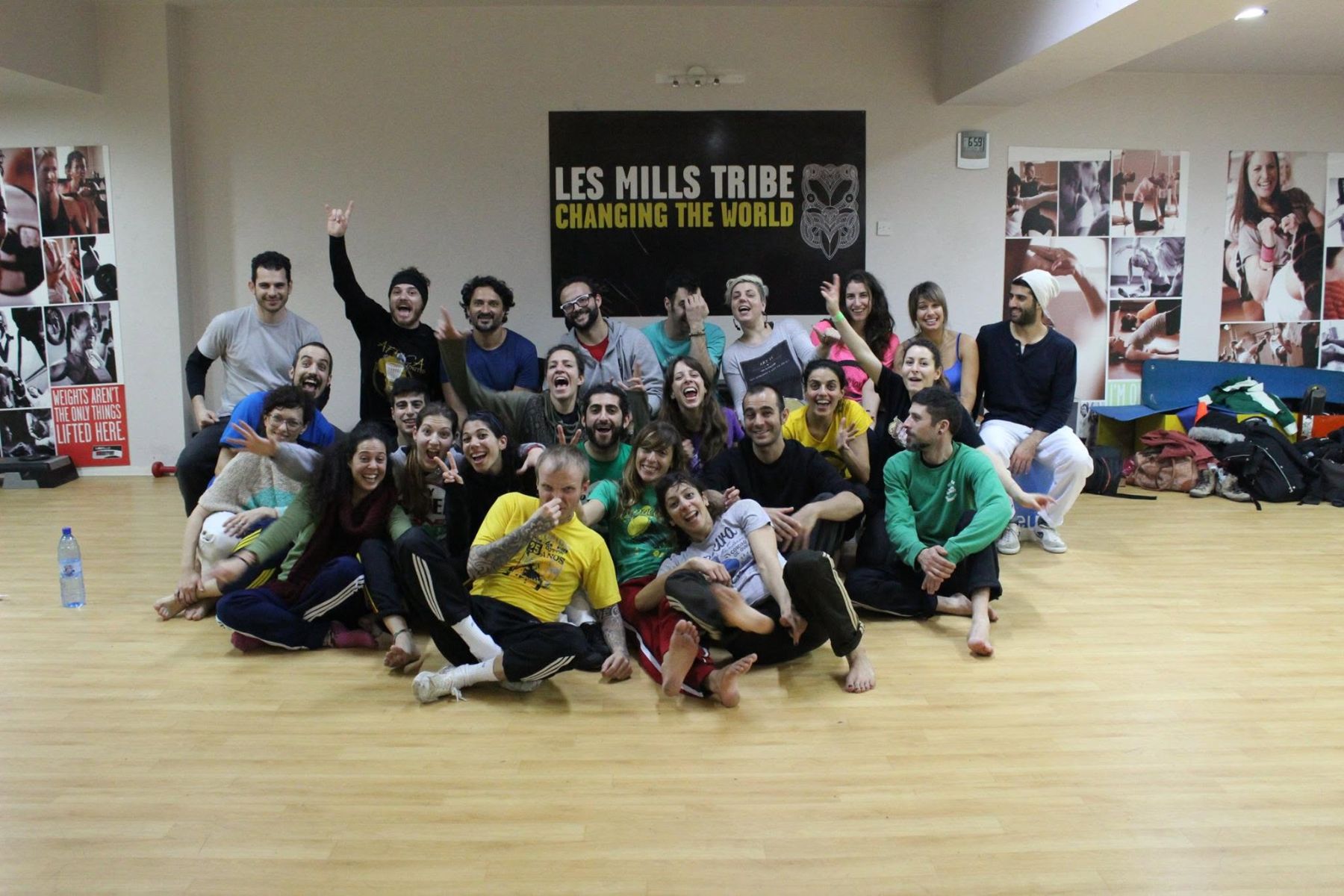 Mestre Pernalonga with Apêiara students after a workshop in a dance studio
