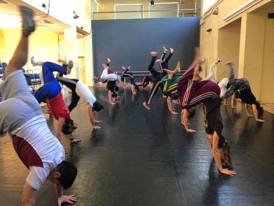 Apêiara students practising handstands in class