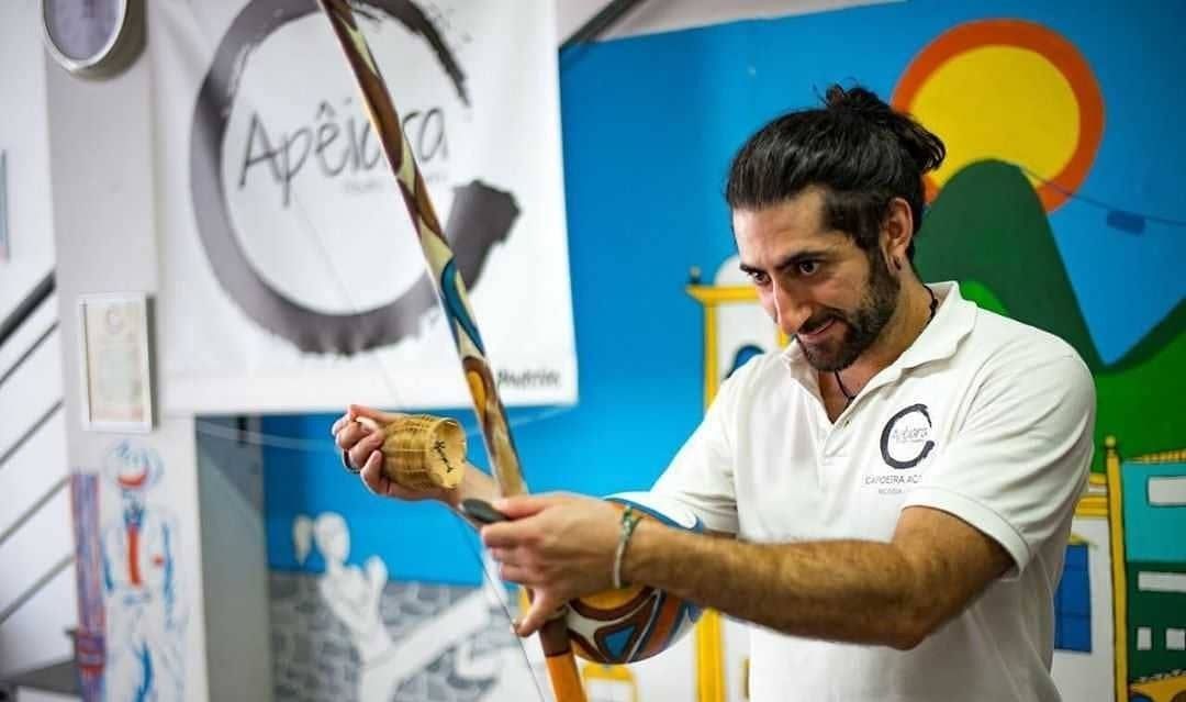 Yoyo playing the berimbau at the Apêiara academy